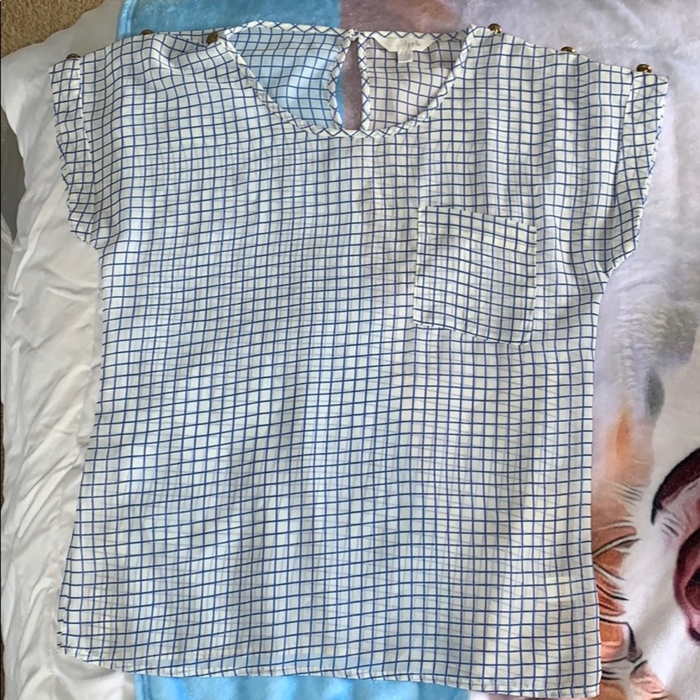 Super cute blue blouse with gold details! 💙